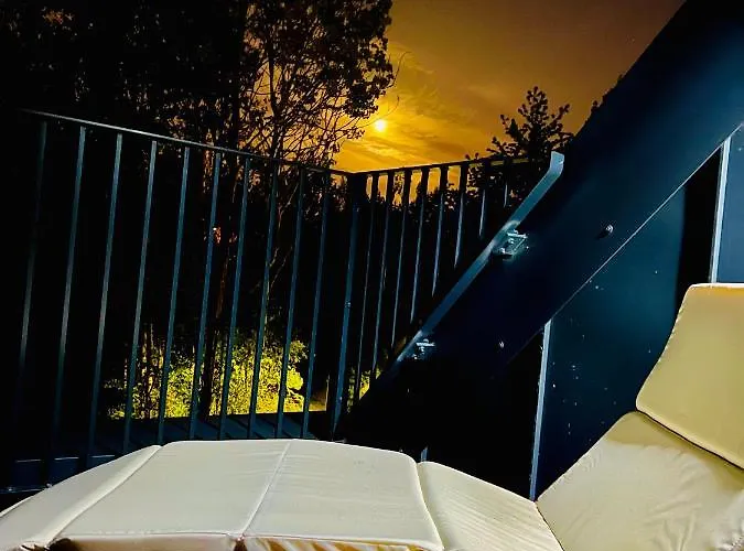 Executive Triplex House, 3 Bedroom 3 Bathrooms 1 Living Kitchen - Huge Terrace For Master Bedroom - Private E Parking Lez Congestion Zone Free - Garden - 5 Mins Drive To Centre Station Глазго