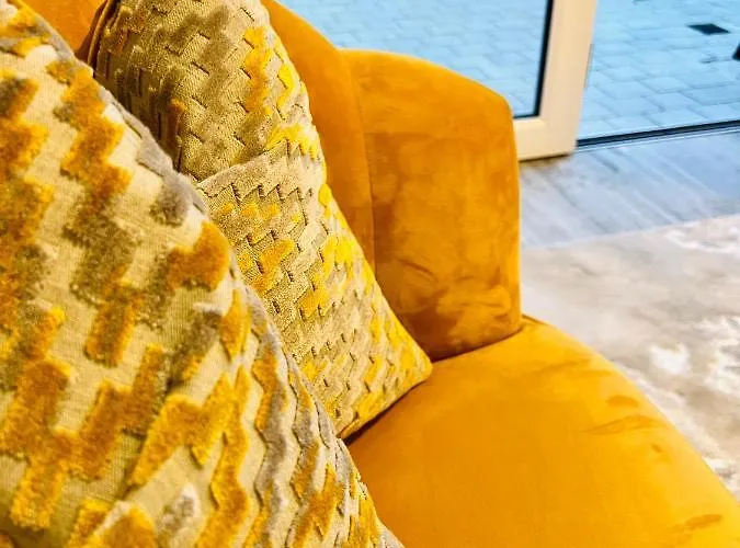 Executive Triplex House, 3 Bedroom 3 Bathrooms 1 Living Kitchen - Huge Terrace For Master Bedroom - Private E Parking Lez Congestion Zone Free - Garden - 5 Mins Drive To Centre Station Дом отдыха Глазго