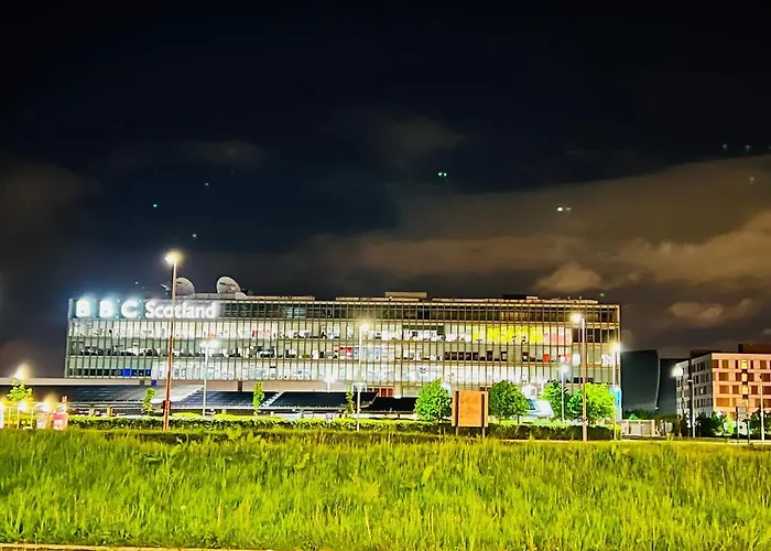 Дом отдыха Executive Triplex House, 3 Bedroom 3 Bathrooms 1 Living Kitchen - Huge Terrace For Master Bedroom - Private E Parking Lez Congestion Zone Free - Garden - 5 Mins Drive To Centre Station Глазго