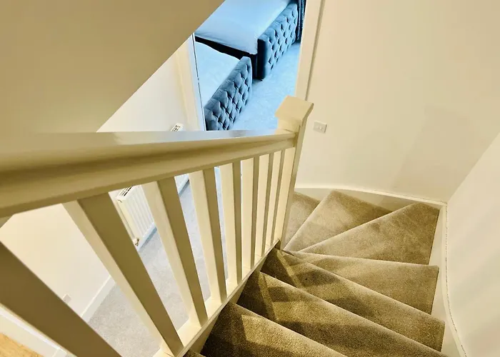 Executive Triplex House, 3 Bedroom 3 Bathrooms 1 Living Kitchen - Huge Terrace For Master Bedroom - Private E Parking Lez Congestion Zone Free - Garden - 5 Mins Drive To Centre Station