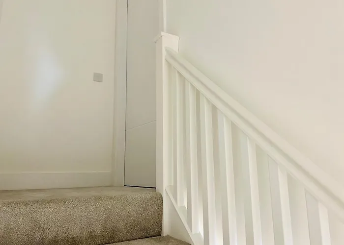 Executive Triplex House, 3 Bedroom 3 Bathrooms 1 Living Kitchen - Huge Terrace For Master Bedroom - Private E Parking Lez Congestion Zone Free - Garden - 5 Mins Drive To Centre Station * Глазго