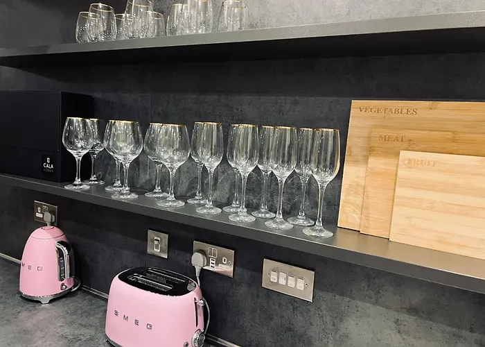 Дом отдыха Executive Triplex House, 3 Bedroom 3 Bathrooms 1 Living Kitchen - Huge Terrace For Master Bedroom - Private E Parking Lez Congestion Zone Free - Garden - 5 Mins Drive To Centre Station