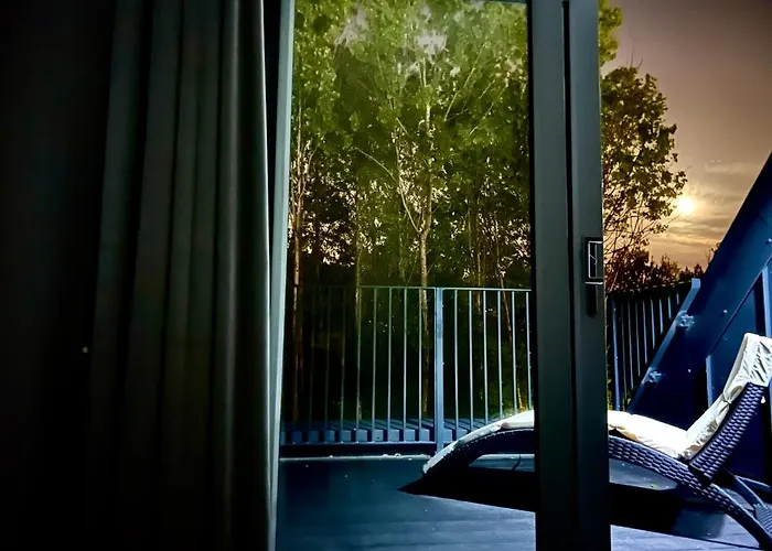 Дом отдыха Executive Triplex House, 3 Bedroom 3 Bathrooms 1 Living Kitchen - Huge Terrace For Master Bedroom - Private E Parking Lez Congestion Zone Free - Garden - 5 Mins Drive To Centre Station Глазго