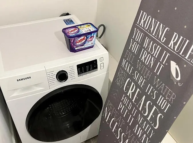 Executive Triplex House, 3 Bedroom 3 Bathrooms 1 Living Kitchen - Huge Terrace For Master Bedroom - Private E Parking Lez Congestion Zone Free - Garden - 5 Mins Drive To Centre Station Дом отдыха