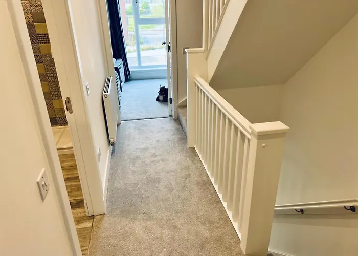 Дом отдыха Executive Triplex House, 3 Bedroom 3 Bathrooms 1 Living Kitchen - Huge Terrace For Master Bedroom - Private E Parking Lez Congestion Zone Free - Garden - 5 Mins Drive To Centre Station Глазго