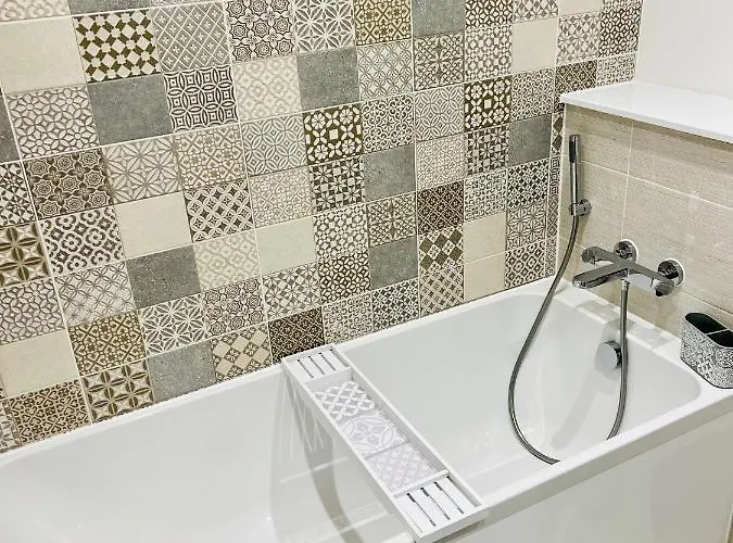 Executive Triplex House, 3 Bedroom 3 Bathrooms 1 Living Kitchen - Huge Terrace For Master Bedroom - Private E Parking Lez Congestion Zone Free - Garden - 5 Mins Drive To Centre Station * Глазго