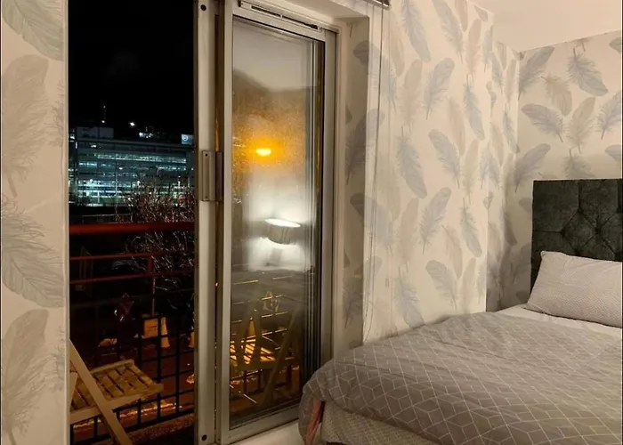 Centre Flat With River Views And Parking Lejlighed