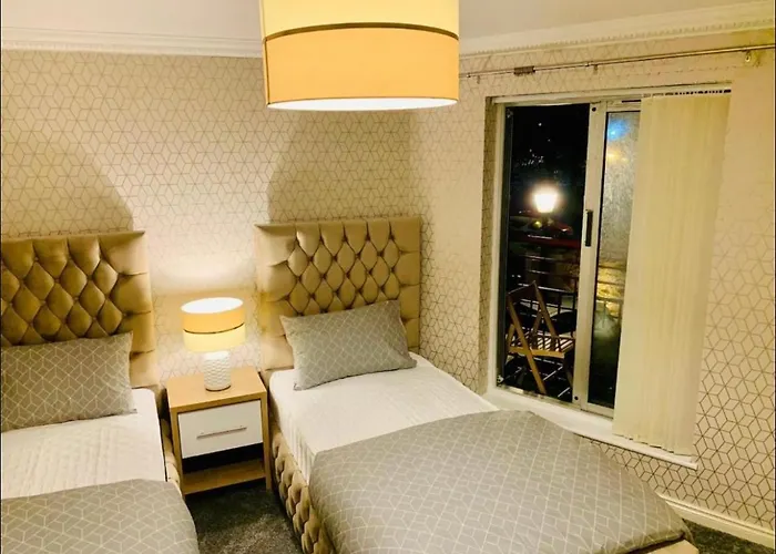 Lejlighed Centre Flat With River Views And Parking