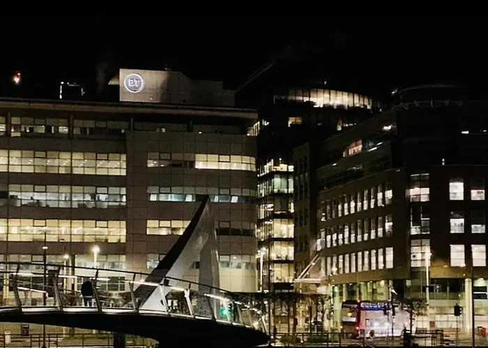 Centre Flat With River Views And Parking *