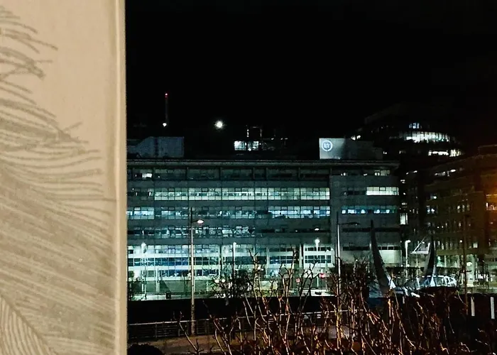 Centre Flat With River Views And Parking Lejlighed *