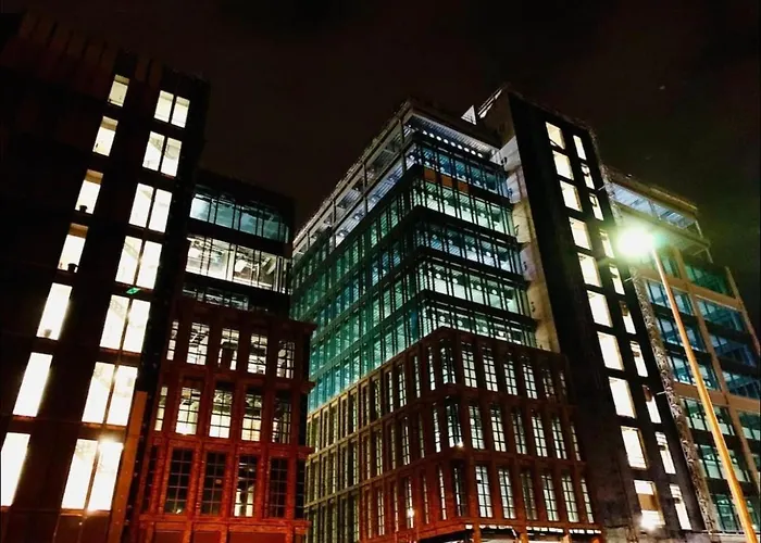 Centre Flat With River Views And Parking * Glasgow