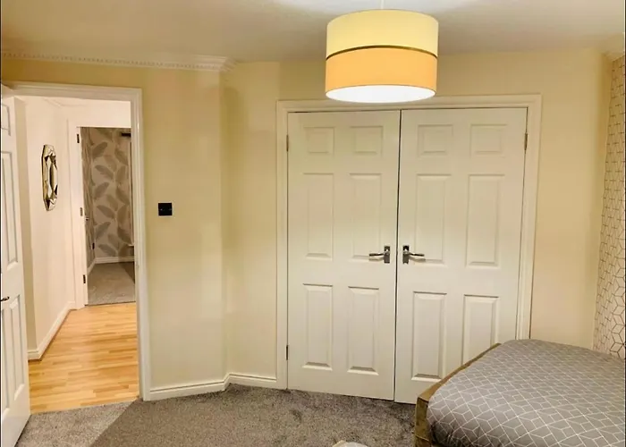 Centre Flat With River Views And Parking *