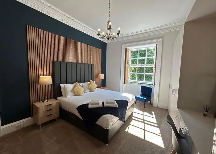 Principal - West End Apartment