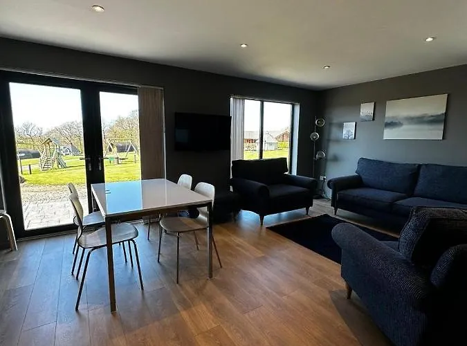 Spacious 3-bedroom On Country Estate Near - Sleeps 6 Glasgow