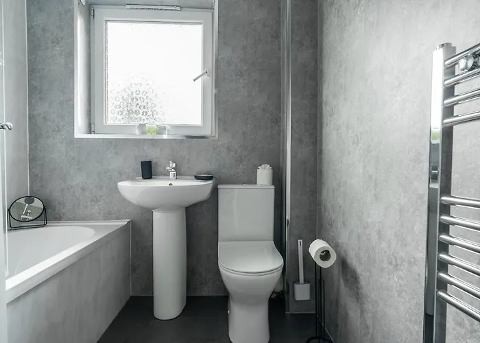 2 Bdr House By Caledonia Luxe Short Lets & Serviced Semesterbostad