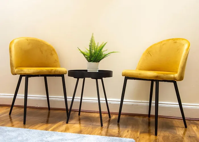 Stunning 5 Bedroom Apt, Close To Centre, Sec, Hydro And Motorway