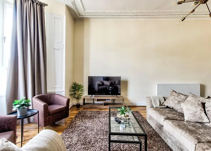 Stunning 5 Bedroom Apt, Close To Centre, Sec, Hydro And Motorway *