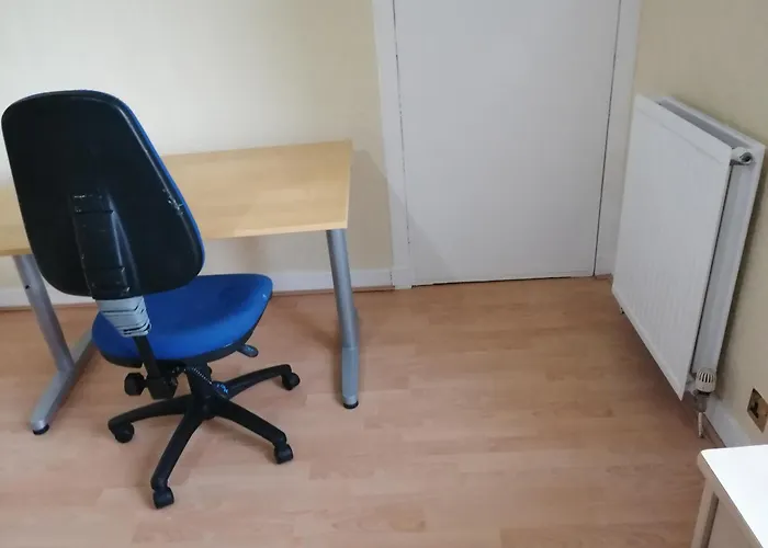 Comfortable With Work Desks In Cheerful City * 格拉斯哥