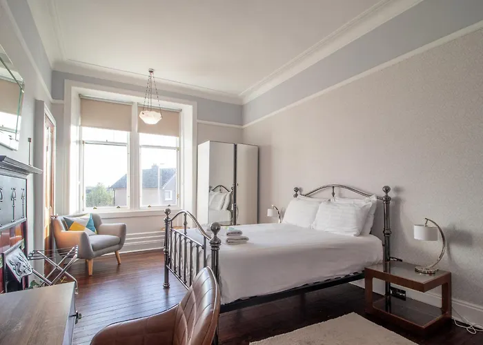 Beautiful, Traditional 2 Bed Flat W Free Parking - Pass The Keys Apartman *