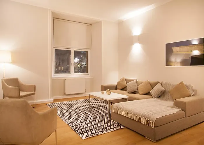 Premier George Square Apartment