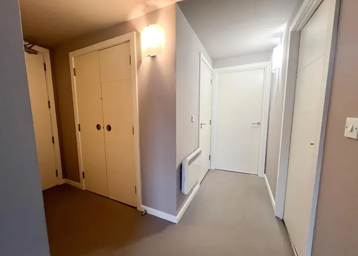 Riverside Retreat With Spectacular Views *