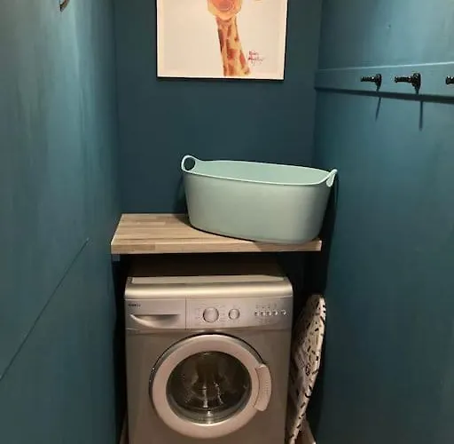 Rustic Floor West End Pad With Balcony, Parking Next To Byers Road, Aston Lane, Uni *