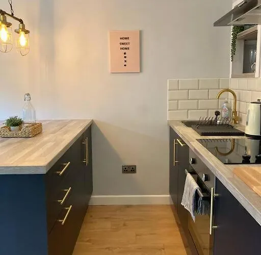 Rustic Floor West End Pad With Balcony, Parking Next To Byers Road, Aston Lane, Uni *