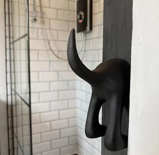 Rustic Floor West End Pad With Balcony, Parking Next To Byers Road, Aston Lane, Uni