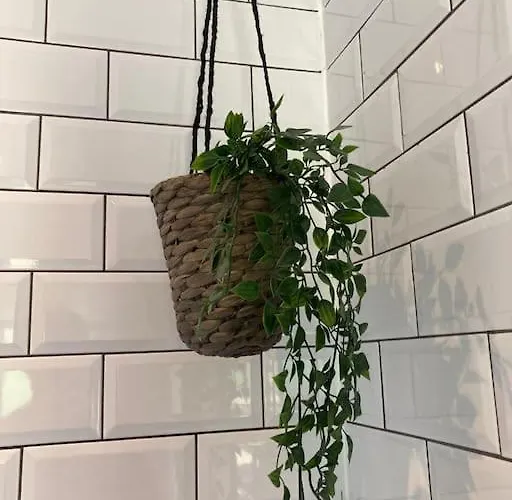 Rustic Floor West End Pad With Balcony, Parking Next To Byers Road, Aston Lane, Uni Lejlighed