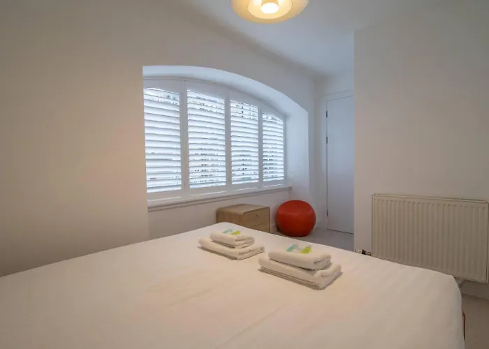 Stylish West End Detached Mews - Pass The Keys *