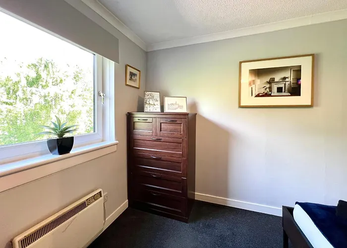 Spacious 2 Bed-flat In - Free Parking *