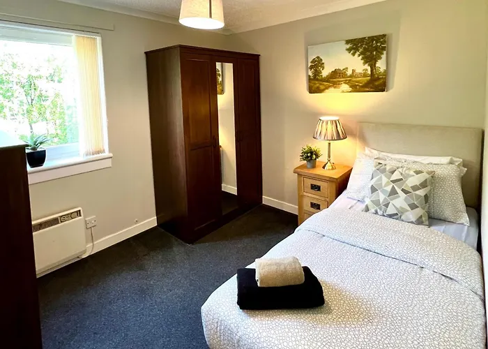 Spacious 2 Bed-flat In - Free Parking דירה *