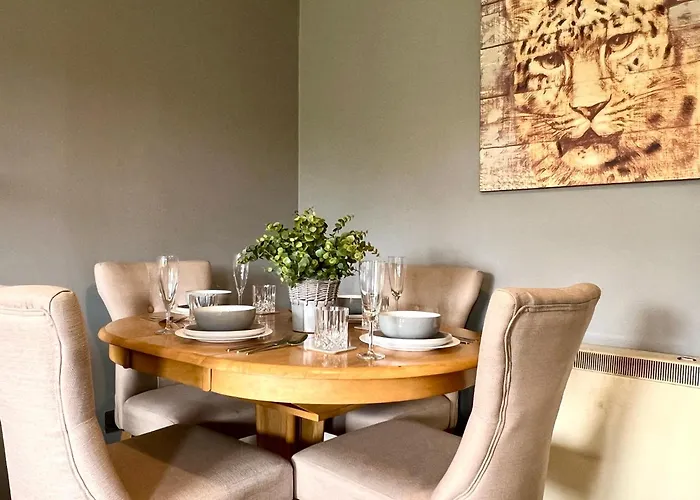 דירה Spacious 2 Bed-flat In - Free Parking *