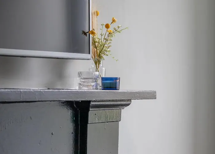 West End Cosy Pop Of Colour - Pass The Keys דירה