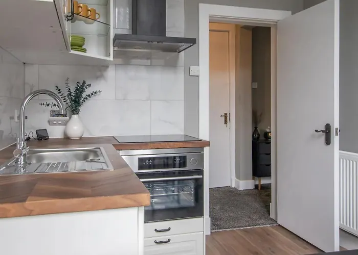 West End Cosy Pop Of Colour - Pass The Keys דירה גלאזגו