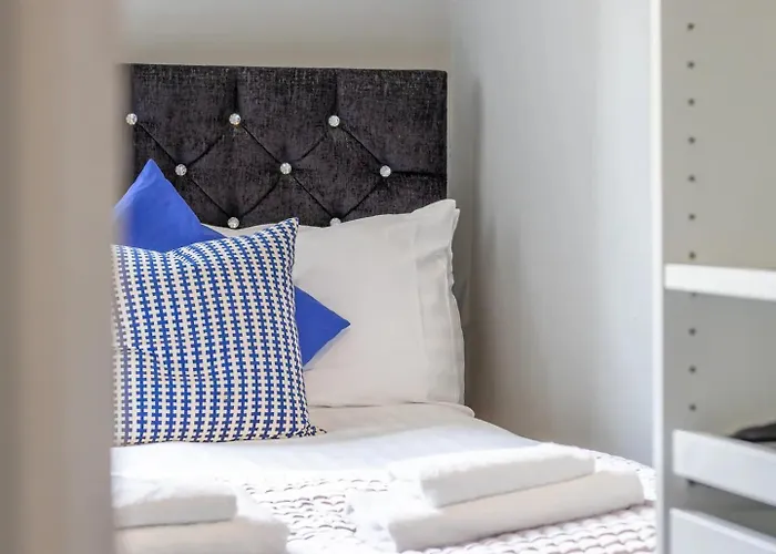 West End Cosy Pop Of Colour - Pass The Keys גלאזגו