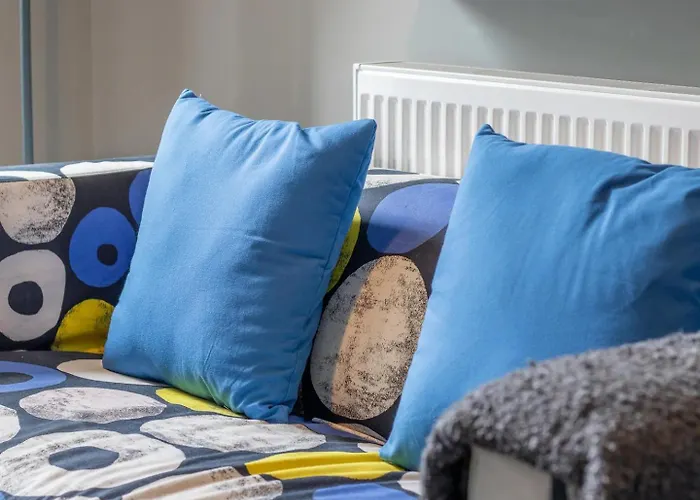 West End Cosy Pop Of Colour - Pass The Keys גלאזגו