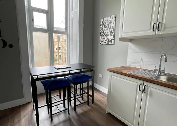 West End Cosy Pop Of Colour - Pass The Keys גלאזגו