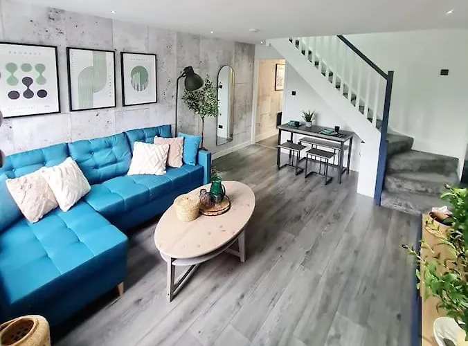 Lovely House With Back Garden - Private Driveway *