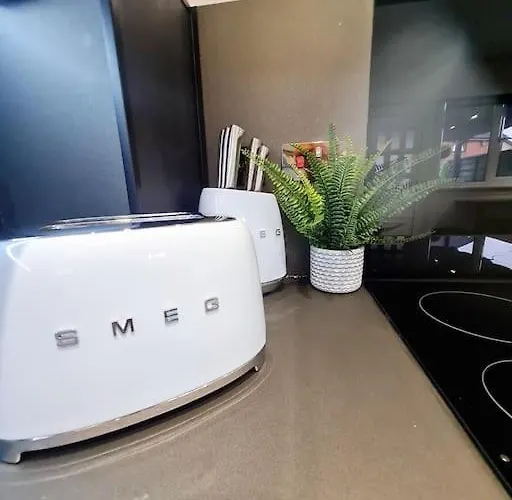 Holiday home Lovely House With Back Garden - Private Driveway