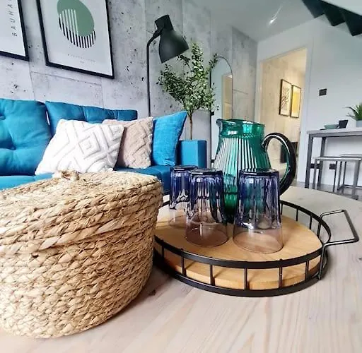 Lovely House With Back Garden - Private Driveway