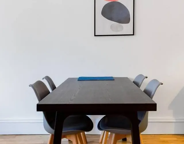 Incredible Contemporary Flat In Heart Of West End Lejlighed