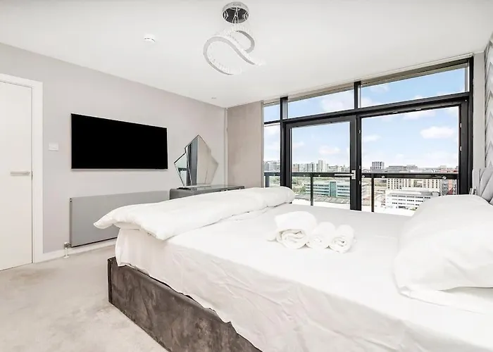 Luxurious Penthouse With Bar At Hydro & Secc