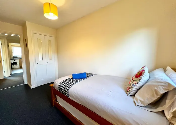 Stylish Modern Flat With Juliet Balcony & Parking *