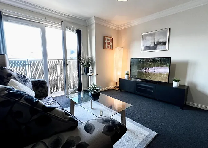 Stylish Modern Flat With Juliet Balcony & Parking