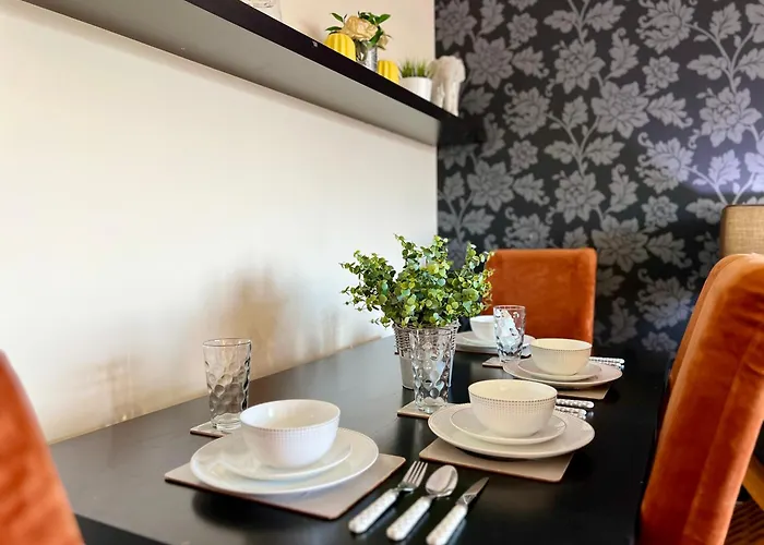 Апартаменты Stylish Modern Flat With Juliet Balcony & Parking *