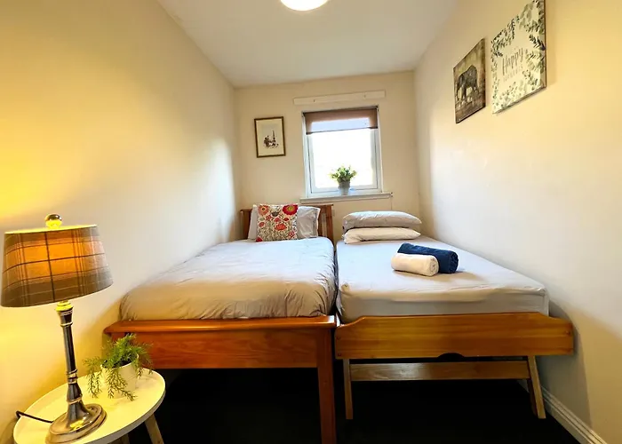 Stylish Modern Flat With Juliet Balcony & Parking