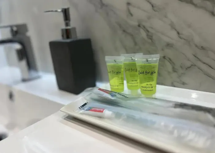 3 Bed - Sleeps 7 - Free Parking - Location 度假居