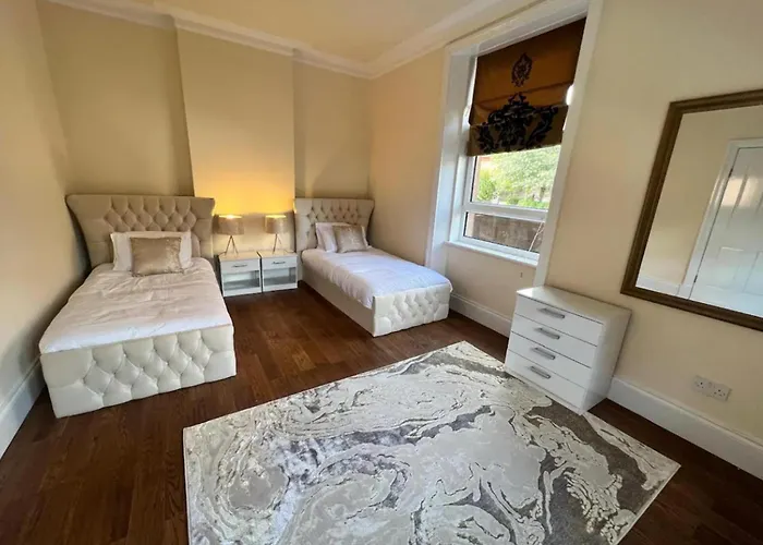 3 Bed - Sleeps 7 - Free Parking - Location 格拉斯哥