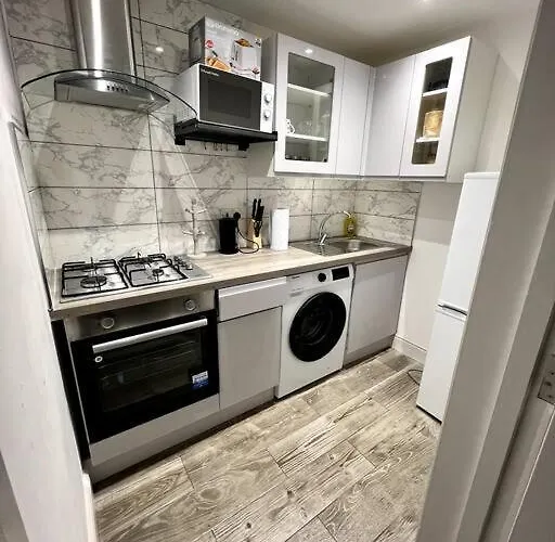 Queens Park Area, Beautiful Vibrant Ground Floor Lovely *